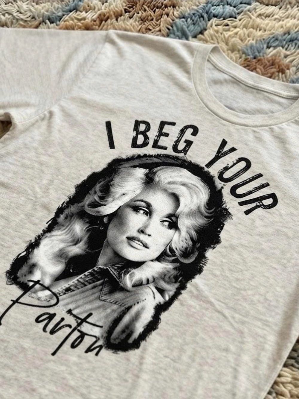 Vintage Ash Grey T-Shirt with Black Portrait 'I Beg Your Parton' Graphic - Picture 2 of 3